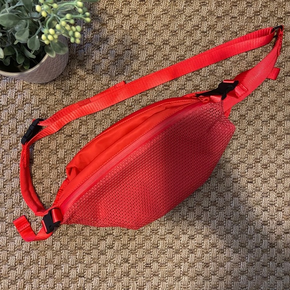Lululemon All Hours Belt Bag - Picture 3 of 7